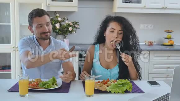 已婚夫妇在厨房吃早餐视频的预览图