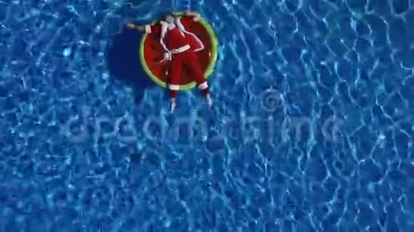 西瓜花车游泳池里的圣诞老人视频的预览图