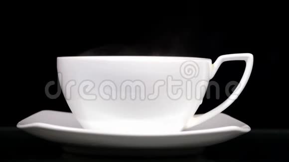 黑色背景上的白色杯子视频的预览图