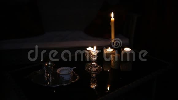 黑暗的房间里有蜡烛循环视频的预览图