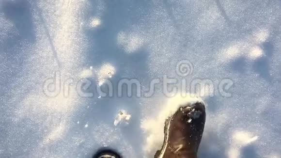 寂寞的男人走在雪地里合上男人的鞋子散步的概念慢动作视频的预览图