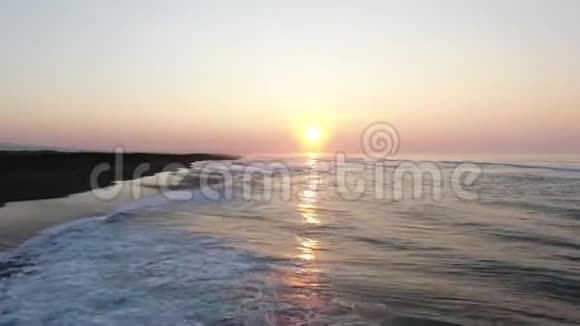 鸟瞰无人机的海浪在岸上坠毁的镜头高空飞行视频的预览图