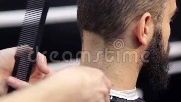 用电动剃须刀近距离观察人的剃须脖子视频的预览图