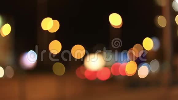 五彩缤纷的交通和城市灯光背景视频的预览图