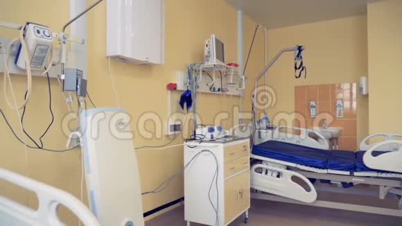 现代医疗设备和两张病床设在医院病房视频的预览图