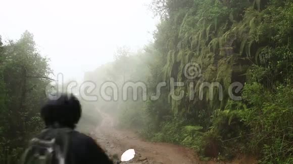 在喜马拉雅山人们在雾中骑摩托车视频的预览图