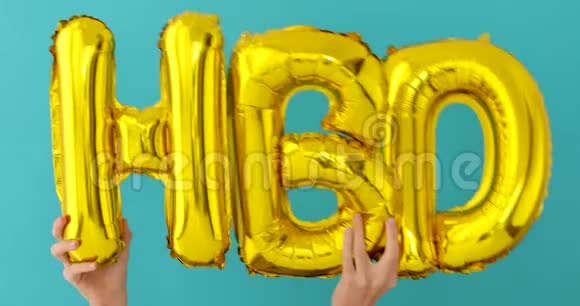充气气球制作的金色快乐生日词视频的预览图