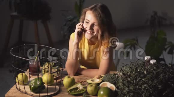 女孩在电话里谈论营养视频的预览图