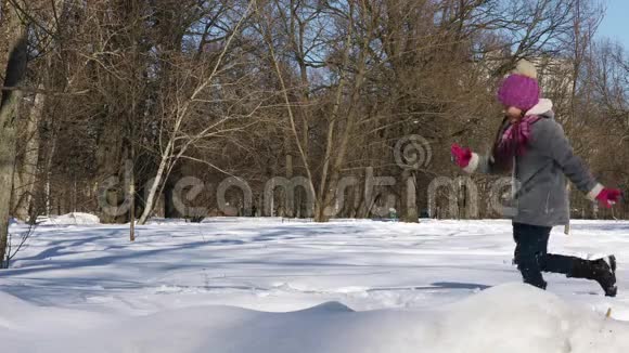 小女孩在冬季城市公园玩得开心视频的预览图