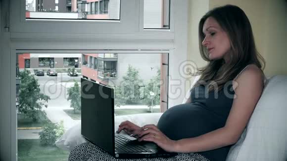 孕妇在使用笔记本电脑时表现出负面情绪视频的预览图