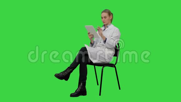 女医生用平板电脑在绿色屏幕上阅读医学报告的肖像Chroma键视频的预览图