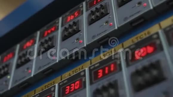 工业控制面板显示红色数字显示参数视频的预览图