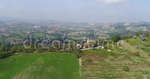 意大利山坡上的葡萄园葡萄园之间的小山上的房子山坡上的一排排葡萄园空中小屋视频的预览图