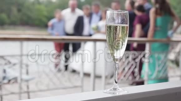 在婚礼上喝杯香槟视频的预览图