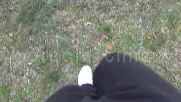 穿着白色鞋子的脚在田野里行走视频的预览图