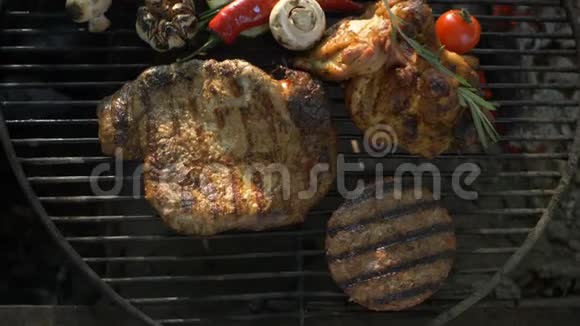 汉堡切块牛排烤鸡腿新鲜蔬菜腌制和特殊的夏季野餐视频的预览图