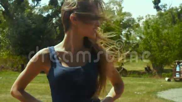 女孩站在田野里头发迎风飘扬视频的预览图