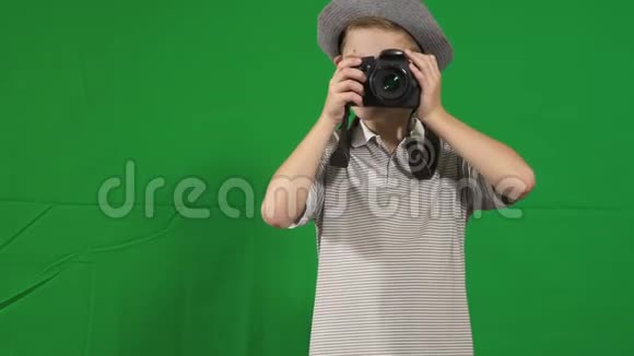 戴帽子的小可爱男孩在彩色钥匙背景上拍照视频的预览图