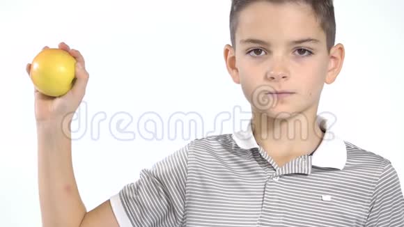小男孩在白色背景下吃苹果视频的预览图