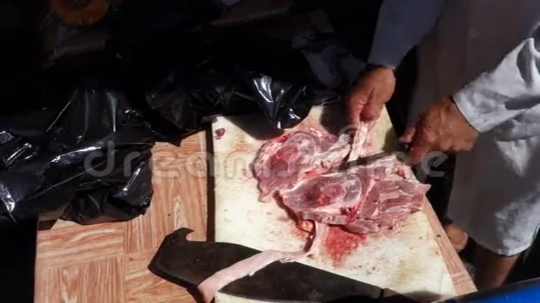 在热带的户外摊位修剪新鲜肉视频的预览图