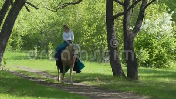 骑马穿过森林的女人视频的预览图