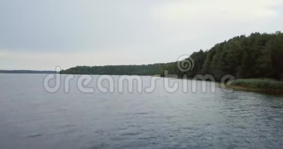 湖和北方的绿草空中无人机水平视野俄罗斯的风景在野外的晴天概念视频的预览图