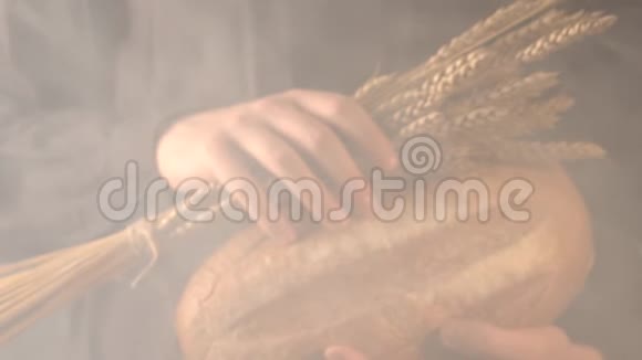 面包师手里拿着乡村有机面包和小麦面包乡村面包店穆迪还活着视频的预览图