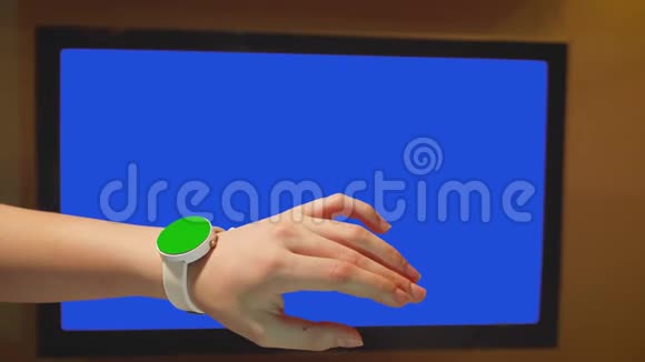 女孩刷绿色屏幕手表背景电视蓝屏视频的预览图