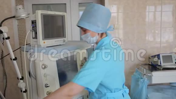 一位女外科医生为外科手术组装了一种电子创新医疗设备新的医疗技术视频的预览图