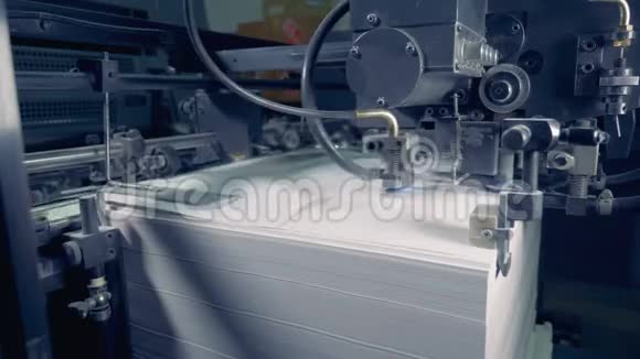 一家工厂的分拣机关门纸张回收过程视频的预览图