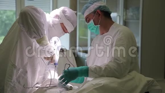 医院的外科组使用外科器械进行肿瘤手术视频的预览图