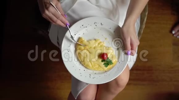 女人手上刀叉切蛋的俯视图快点吃煎蛋传统视频的预览图