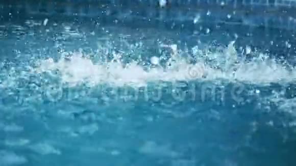 瀑布滴落在游泳池表面慢动作1920x1080高清高清视频的预览图