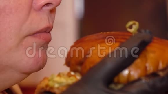 一个青少年在吃汉堡包视频的预览图