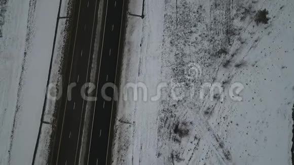 冬天在高速公路上开得很快视频的预览图