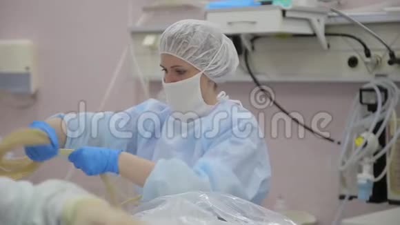 特写镜头一组医生为灭菌准备手术器械视频的预览图