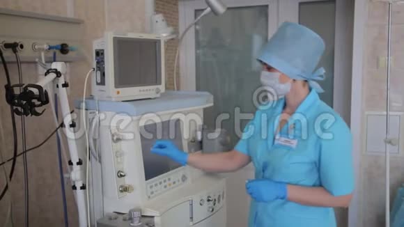 女护士为外科手术准备电子创新医疗器械新的医疗技术视频的预览图