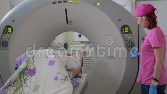 医生用断层扫描设备对病人进行体检Tomography视频的预览图