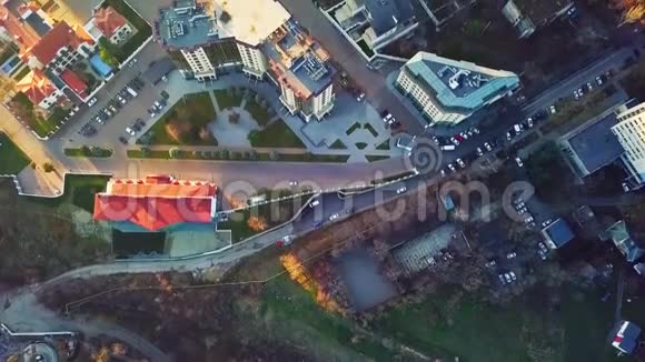 从城市建筑俯视空中景色视频的预览图