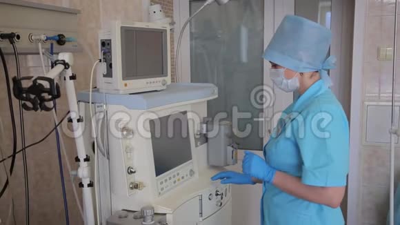 女护士为外科手术准备电子创新仪器视频的预览图