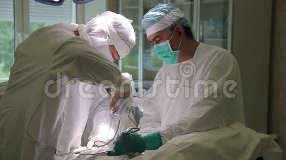 两名医生穿着防护服进行手术使用消毒设备视频的预览图