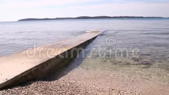 石墩四面环海有小浪小石头古老的石墩用于捕鱼和亚得里亚海海浪拍打视频的预览图