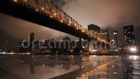 现代曼哈顿布鲁克林大桥城市景观夜间灯光照明的高亮度低角度延时全景视频的预览图