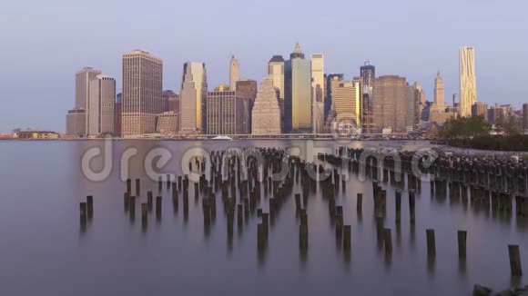 纽约曼哈顿市中心海景现代建筑天际线上令人印象深刻的一天到一夜时光流逝全景视频的预览图