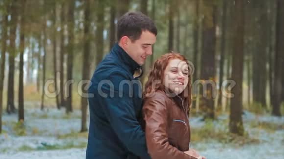 男人在冬林拥抱女朋友视频的预览图