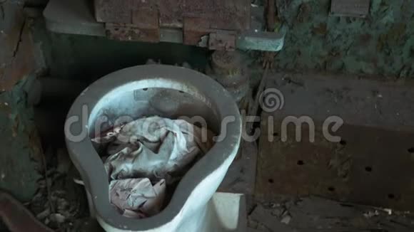 在一个废弃的火车厕所里视频的预览图