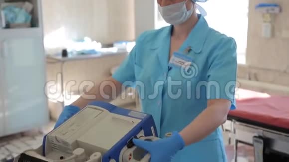 一位女外科医生为外科手术准备一台除颤器新的医疗技术视频的预览图