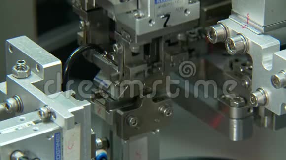 关闭小型零件机械臂工业生产线视频的预览图