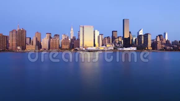 在纽约的现代高楼大厦上华丽的稳定的白天到夜晚的时间间隔全景视频的预览图