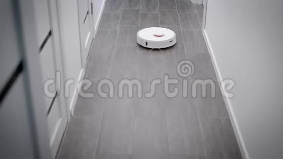在地板上工作机器人吸尘器视频的预览图